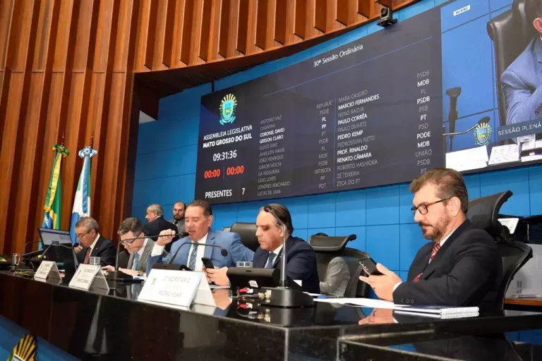 Deputados durante sessão ordinária realizada nesta sexta-feira.